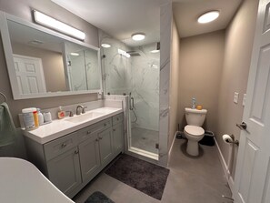Een bidet, handdoeken, zeep, shampoo