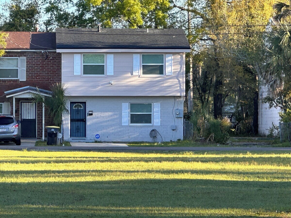3BR/2.5BA Townhome Near Jags Stadium – Walk to the game!