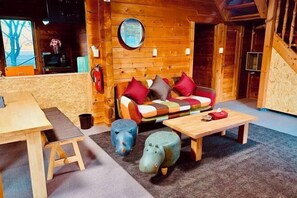 Interior - Tomy's Log House - Need Car (Shiraoi)