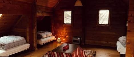 Bàn ủi/dụng cụ ủi quần áo, nôi/giường cho trẻ sơ sinh