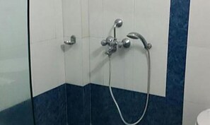 Deluxe-værelse | Badeværelse | Bruser, gratis toiletartikler, Sæbe, Shampoo