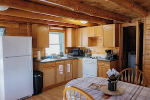 Private kitchen - Cozy Vermont Cabin (Wheelock)