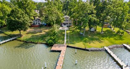 Newly-Remodeled Stunning Waterfront Luxury Home w Private Pier in Annapolis, Dog-Friendly