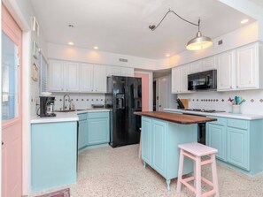 Frigorífico, microondas, horno y placa de cocina