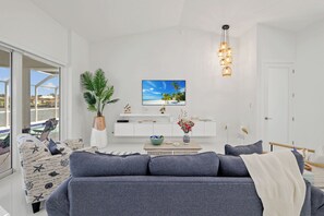 Smart TV, table football, books - Waterfront Gulf Access Paradise in Marco Island – Pool, Jacuzzi & Game Room Fun! (Marco Island)