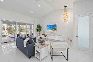 Una Smart TV, un futbolín, libros