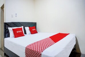 Habitación doble estándar | Espacio para trabajar con laptop, wifi gratis y ropa de cama