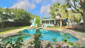 A swimming pool with a house in the background. - Pelicans Landing - 4BR/3BA Home - Heated Pool - - Close to Beach and Historic Downtown (Stuart)