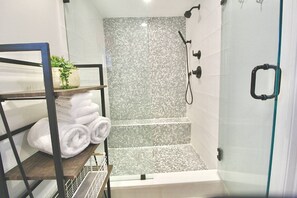 Shower, hair dryer, shampoo, toilet paper - Pelicans Landing - 4BR/3BA Home - Heated Pool - - Close to Beach and Historic Downtown (Stuart)