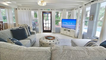 Fernseher, Kamin, DVD-Player, Stereoanlage