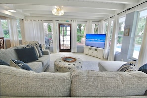 Télévision, cheminée, lecteur de DVD, chaîne hi-fi