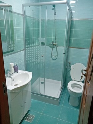 Bruser, hårtørrer, bidet, håndklæder