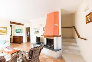 Fernseher, Kamin, DVD-Player