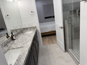 Douche, sèche-cheveux, serviettes fournies, savon