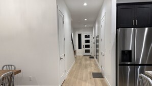 Una cocina moderna con electrodomésticos de acero inoxidable y piso de madera.