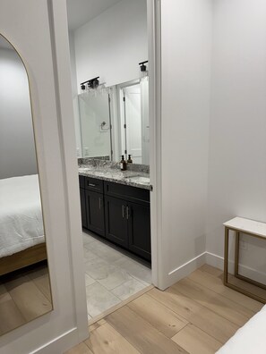 3 bedrooms, iron/ironing board, travel crib, free WiFi