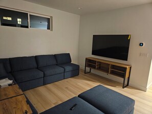 Una Smart TV, una chimenea