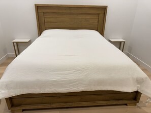 3 dormitorios, tabla de planchar con plancha, cuna de viaje