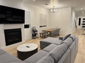 Smart TV, fireplace - Mountain Pines Getaway, 3-bedroom home in Flagstaff: Wi-Fi, AC and EV charging (Flagstaff)
