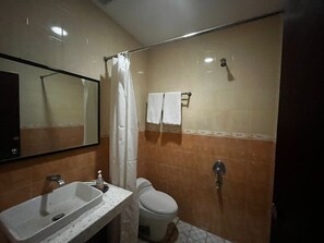 Standard Twin Room | Bathroom | Shower, free toiletries, towels, soap