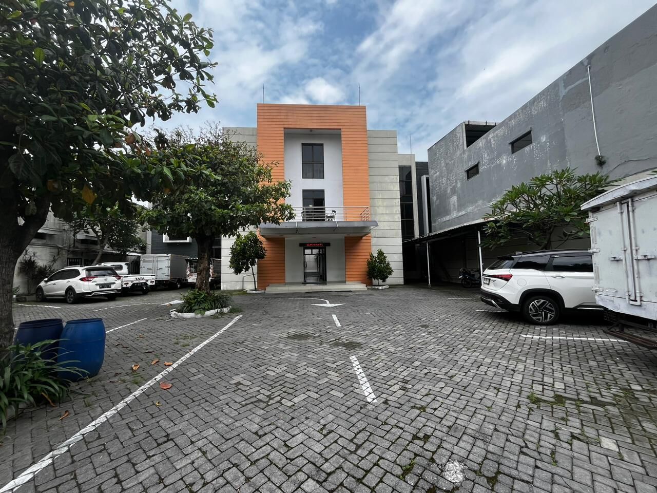 Vista frontal de la propiedad