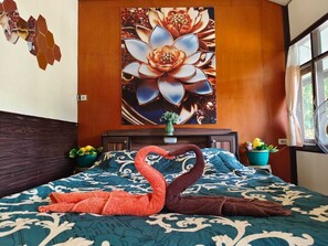 2 bedrooms, desk, iron/ironing board, free WiFi - Perfect Getaway with FULL KITCHEN-BBQ-Huge Garden-Near Famous Buffalo Market (Tambon Yu Wa)
