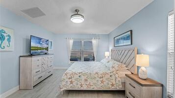 4 slaapkamers, een bureau, een strijkplank/strijkijzer, reisbedje