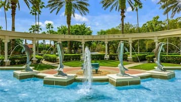 Een buitenzwembad en een verwarmd zwembad