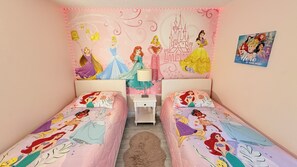4 bedrooms, desk, iron/ironing board, travel cot - Stay Where Magic Meets the Sunset – Disney in Minutes! (Kissimmee)
