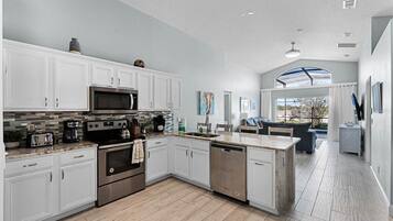 Een koelkast, een microgolfoven, een oven, een kookplaat