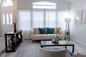 Televisión, chimenea y futbolito