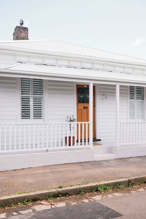 Exterior detail - Soul Sister Cottage – Light, Bright & Full of Heritage Charm (Invermay)