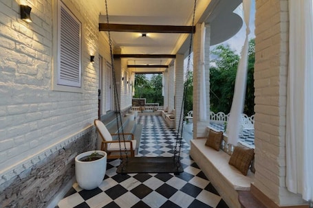 Deluxe Bungalow, Lake View | Living area