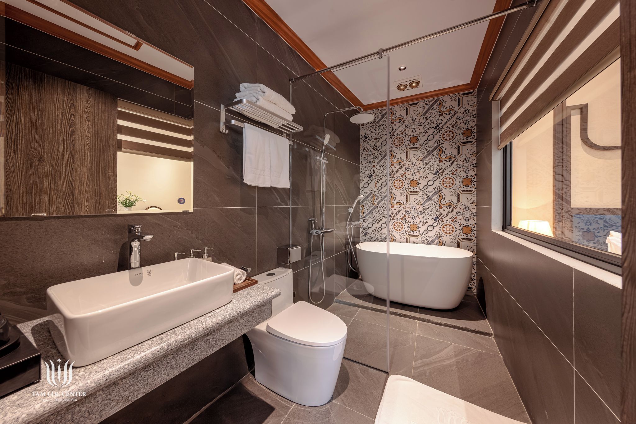 Une salle de bain moderne avec un grand lavabo, des toilettes et une baignoire.