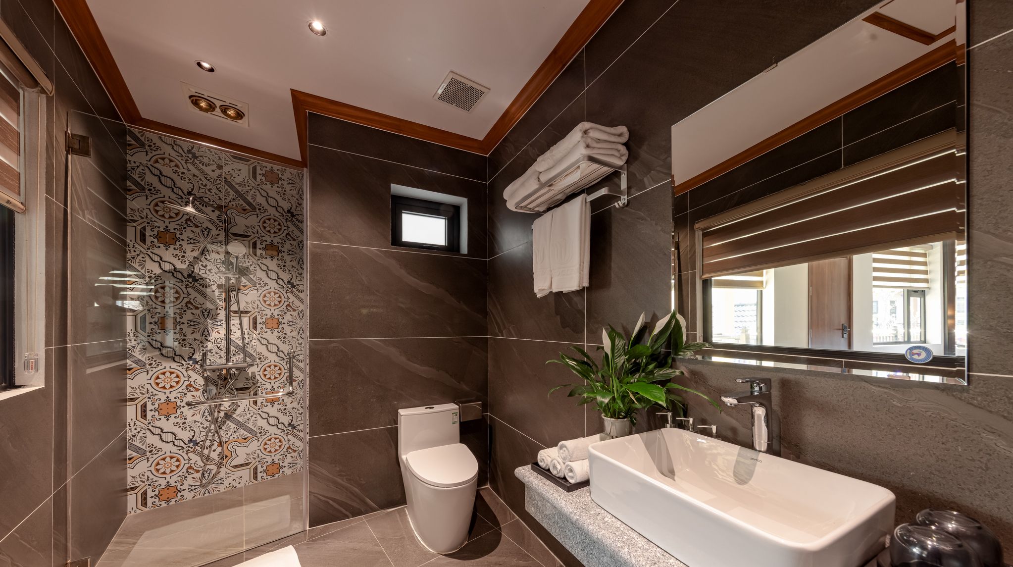 Une salle de bain moderne équipée d’une douche, de toilettes et d’une baignoire.