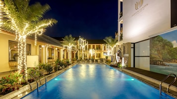 Outdoor pool, pool umbrellas, sun loungers