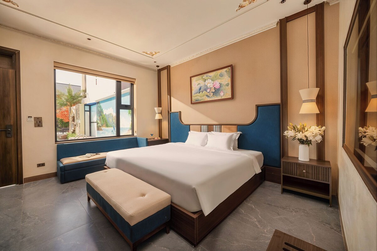 Deluxe tweepersoonskamer, uitzicht op zwembad | Luxe beddengoed, bedden met traagschuimmatrassen, een minibar