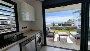 Interior - 70 m² T3 apartment with garden, lagoon view, three minutes from the beach. (Saint-Paul)