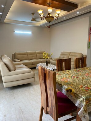 Living area -  fully furnished accommodation with four bedrooms (New Delhi)