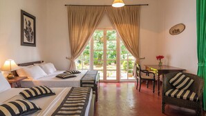 Une chambre d’hôtel avec deux lits, une chaise, une table et une fenêtre avec des rideaux.