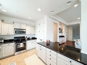Fridge, microwave, oven, stovetop - 3 Bed/2 Bath Townhome on Oxford Country Club, w/i 3 miles of the Square & Grove (Oxford)