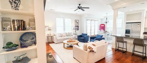 Smart-TV, Kamin, Bücher