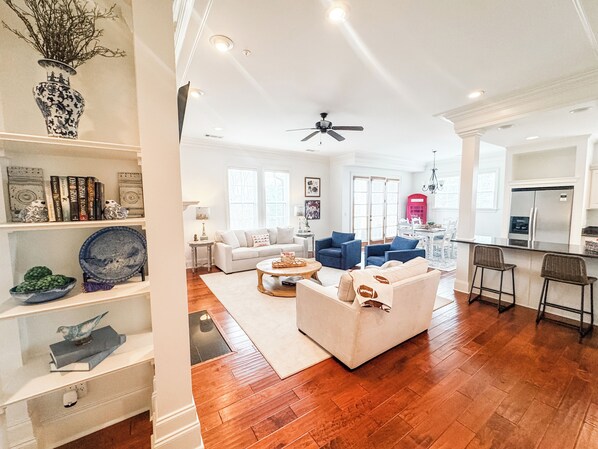 スマートテレビ、暖炉、書庫