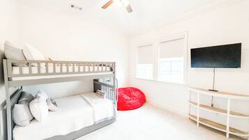 3 bedrooms, desk, iron/ironing board, free WiFi