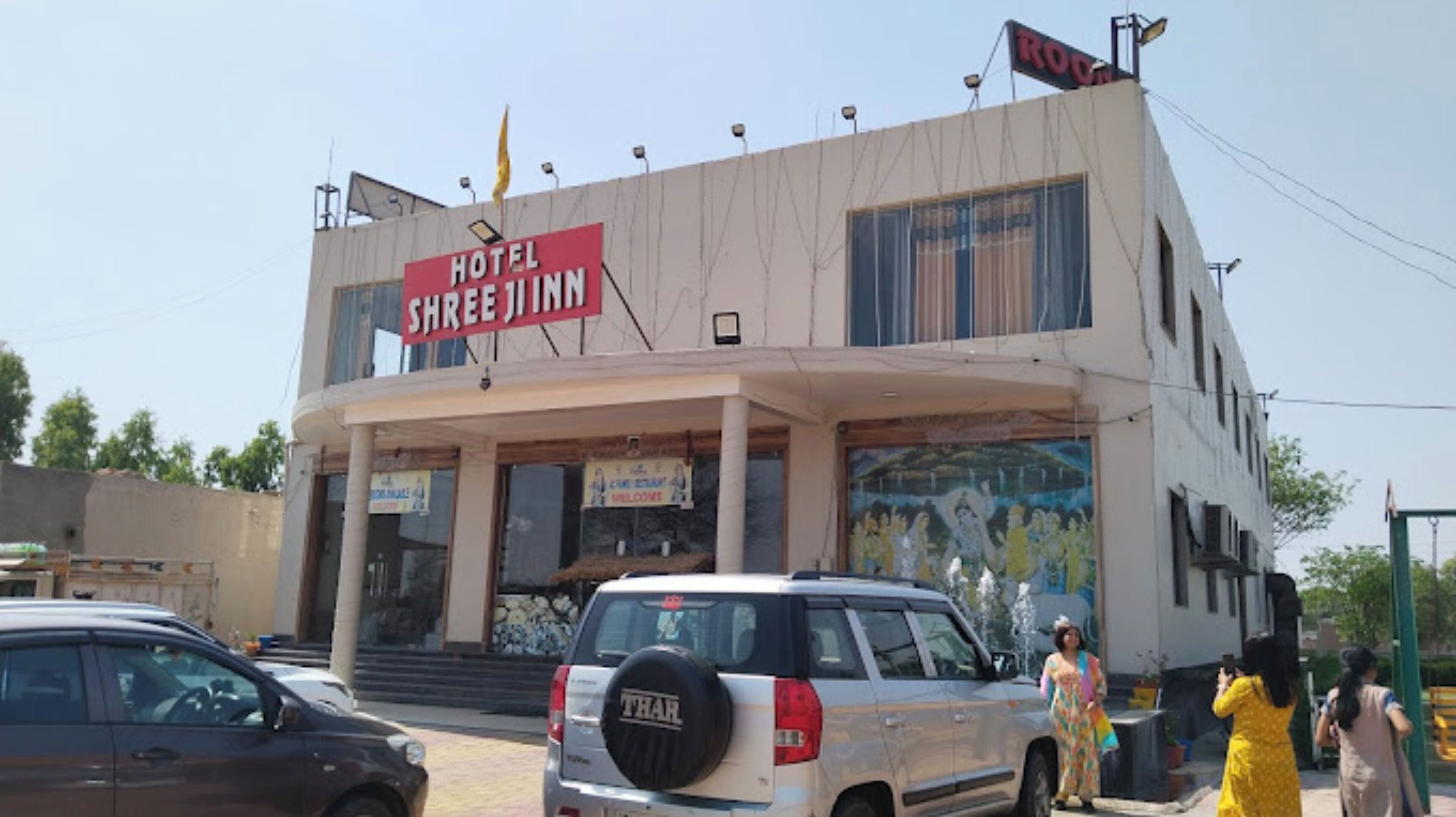 Un edificio con un letrero que dice "HOTEL SHREE JINN".