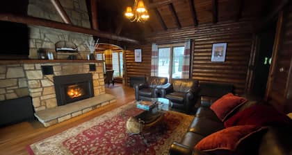 Lakeside Cabin with sunset view & fireplace