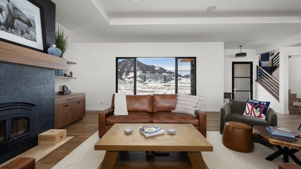 Smart TV, fireplace, DVD player, offices