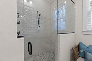 Douche, séchoir à cheveux, serviettes fournies