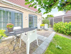 Outdoor dining - Lovely luxury wellness home for 2, near the sea (Ovezande)