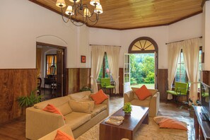 Chambre Double, vue montagne | Salle de séjour